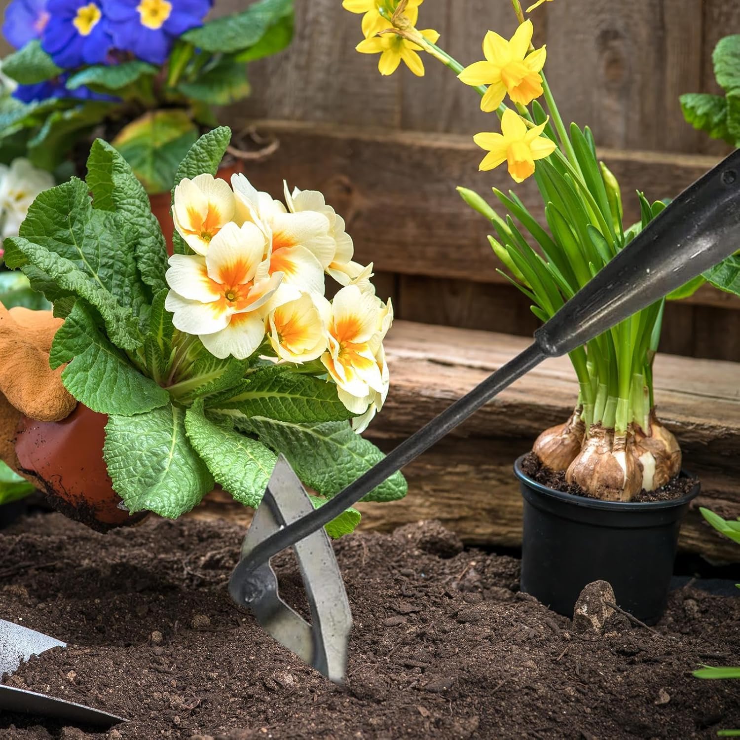 motyka s otvorom na kyprenie pôdy